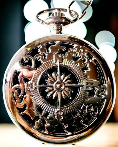 Taschenkompass Silberfarben im Retro-Stil mit durchbrochenem Muster – Elegant und Praktisch. Gravur