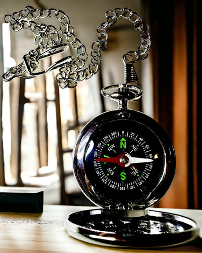 Taschenkompass Silberfarben im Retro-Stil mit durchbrochenem Muster – Elegant und Praktisch. Gravur