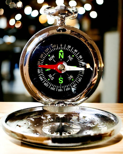 Taschenkompass Silberfarben im Retro-Stil mit durchbrochenem Muster – Elegant und Praktisch. Gravur