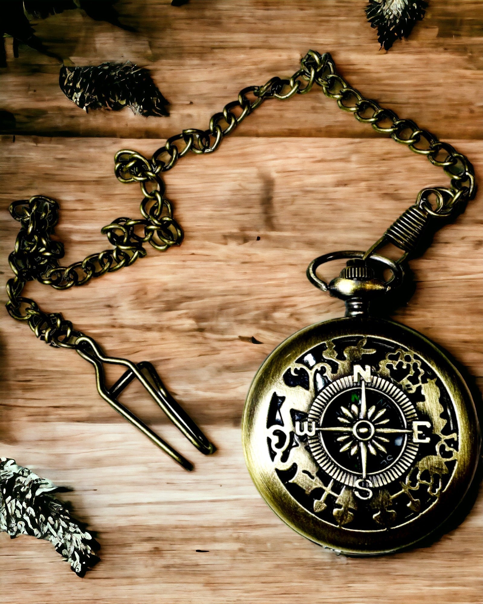 Antiker bronzegoldener Taschenuhrkompass mit filigranem Muster – Perfekt für Entdecker und Retro-Liebhaber. Personalisierung mit Gravur