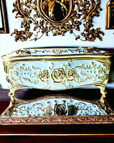 Luxus-Taschentuchbox mit geprägtem Rosenmuster und eleganten Griffen