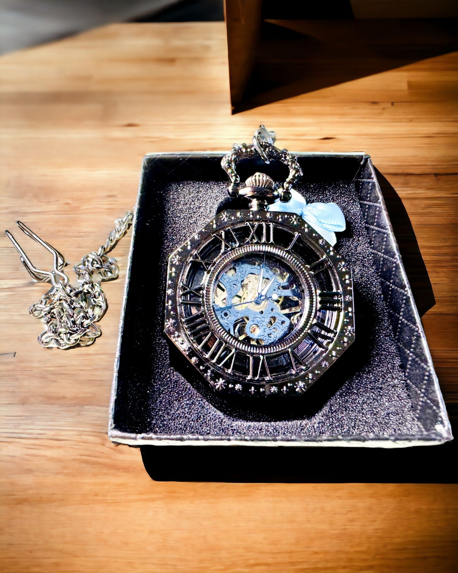 Klassische achteckige mechanische Taschenuhr im Steampunk-Stil in Schwarz, Gravur