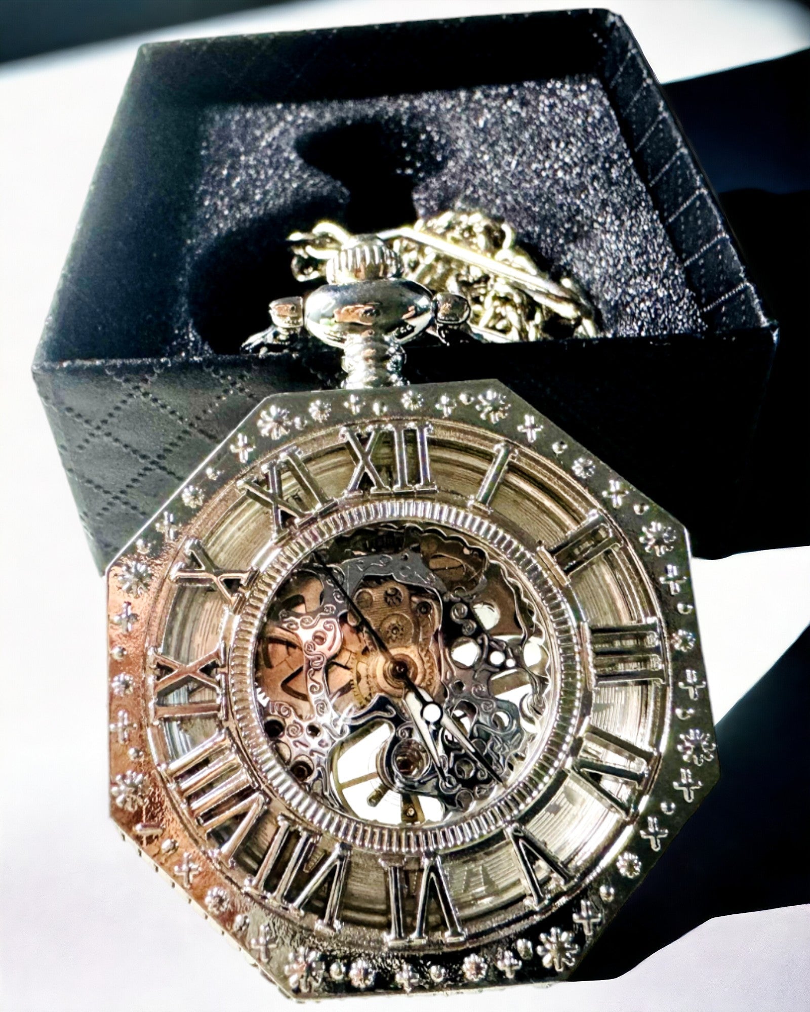 Klassische silberfarbene achteckige mechanische Taschenuhr mit skelettiertem Zifferblatt im Steampunk-Stil