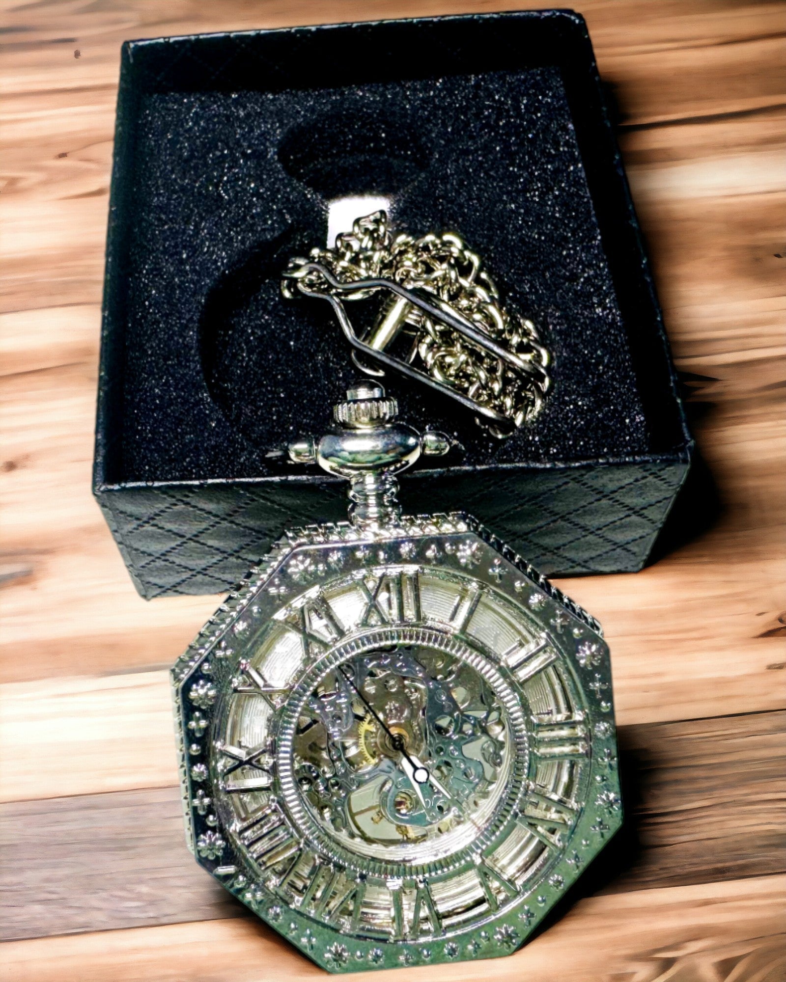 Klassische silberfarbene achteckige mechanische Taschenuhr mit skelettiertem Zifferblatt im Steampunk-Stil
