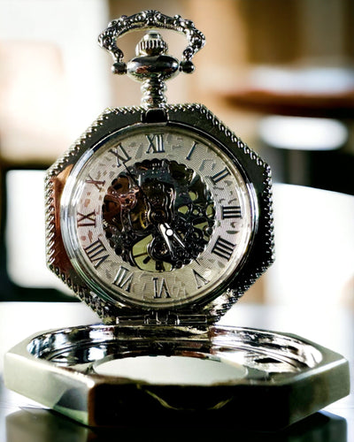 Klassische silberfarbene achteckige mechanische Taschenuhr mit skelettiertem Zifferblatt im Steampunk-Stil