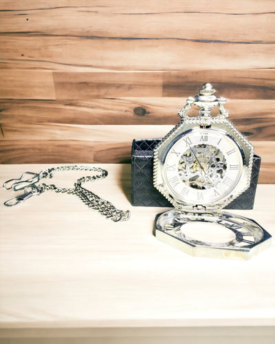 Klassische silberfarbene achteckige mechanische Taschenuhr mit skelettiertem Zifferblatt im Steampunk-Stil