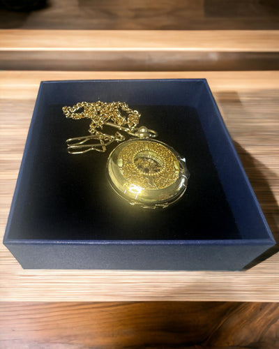 Retro Taschenuhr mit handaufgezogenem Mechanismus, goldene Farbe mit römischer Skala und leuchtendem Zifferblatt, Vintage-Stil