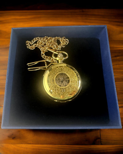 Retro Taschenuhr mit handaufgezogenem Mechanismus, goldene Farbe mit römischer Skala und leuchtendem Zifferblatt, Vintage-Stil