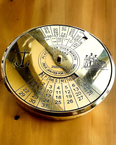 Ewiger Kalender Seefahrt – Messingkalender 100 Jahre – Gravur als Geschenk möglich