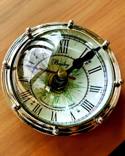 Bailey Compass Clock - Elegante Uhr mit Kompassmotiv und Gravurmöglichkeit