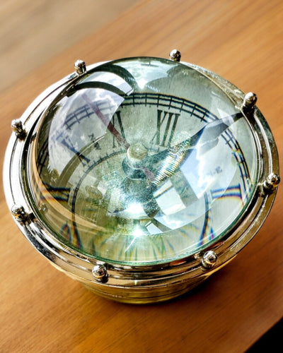 Bailey Compass Clock - Elegante Uhr mit Kompassmotiv und Gravurmöglichkeit
