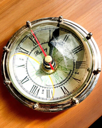 Bailey Compass Clock - Elegante Uhr mit Kompassmotiv und Gravurmöglichkeit