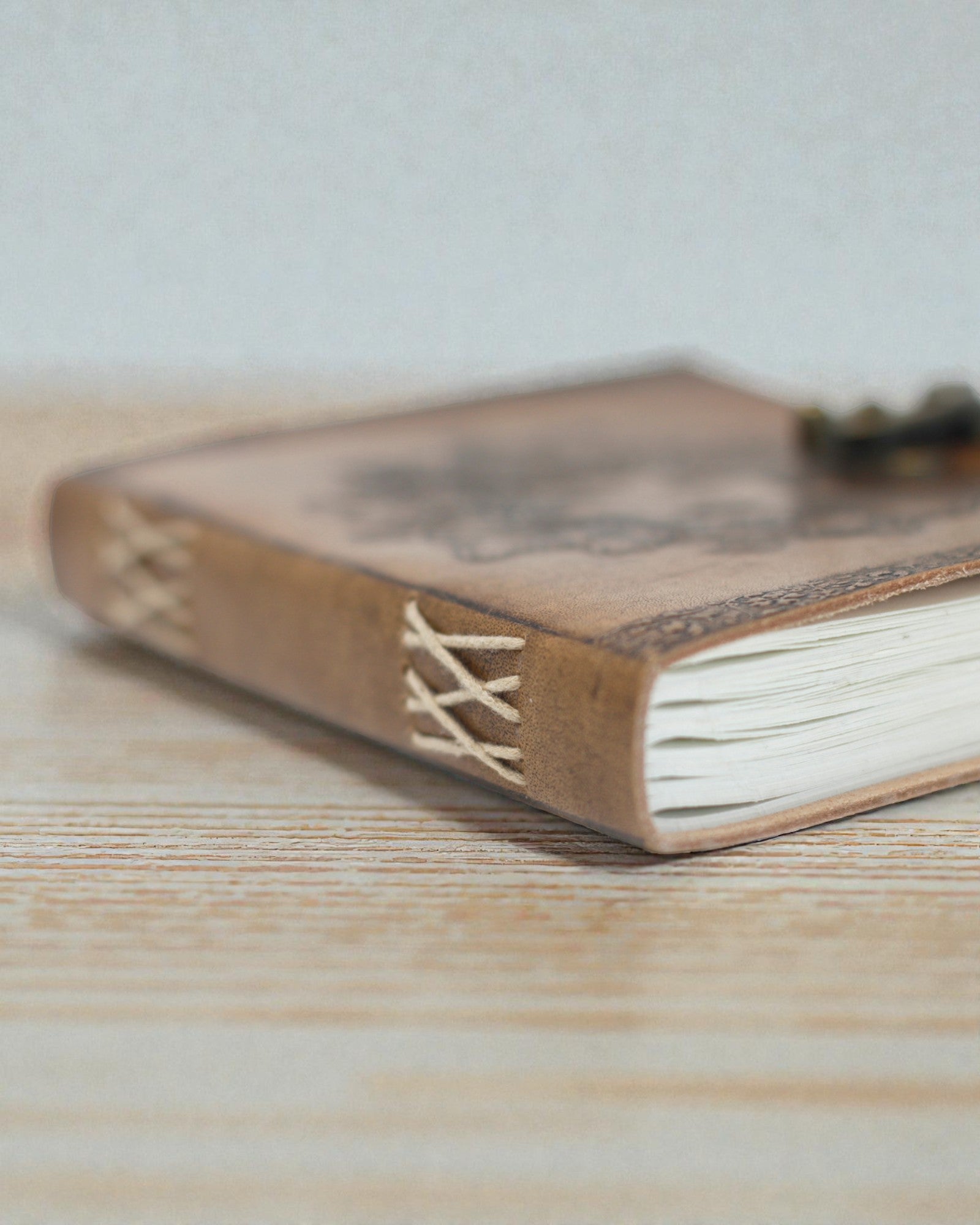 Sylva Spirit – Leder-Notizbuch Grünmann mit Metallverschluss