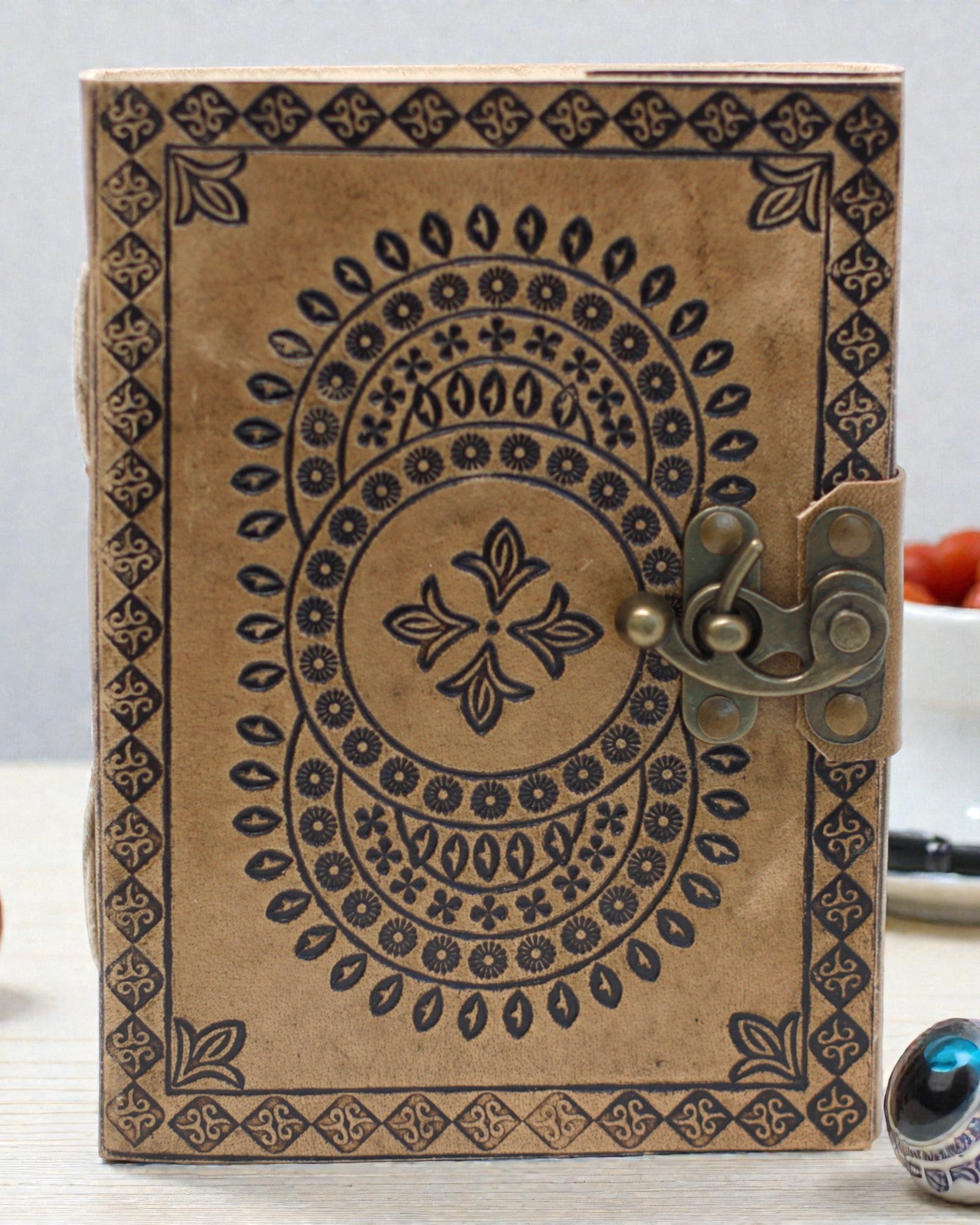 Mandala Harmonie – Ledernotizbuch mit geprägter Mandala