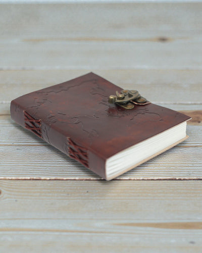 Terra Voyage – Ledernotizbuch mit geprägter Weltkarte