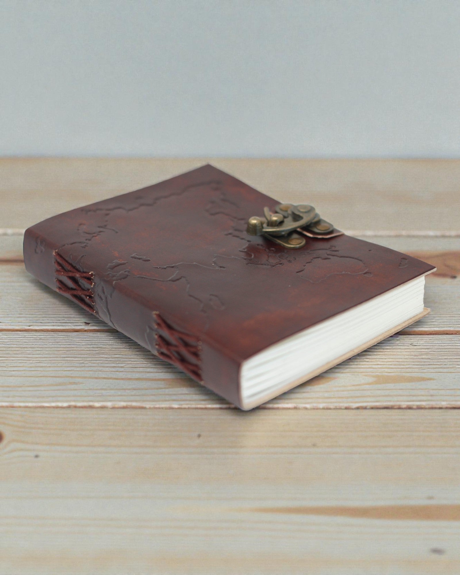 Terra Voyage – Ledernotizbuch mit geprägter Weltkarte