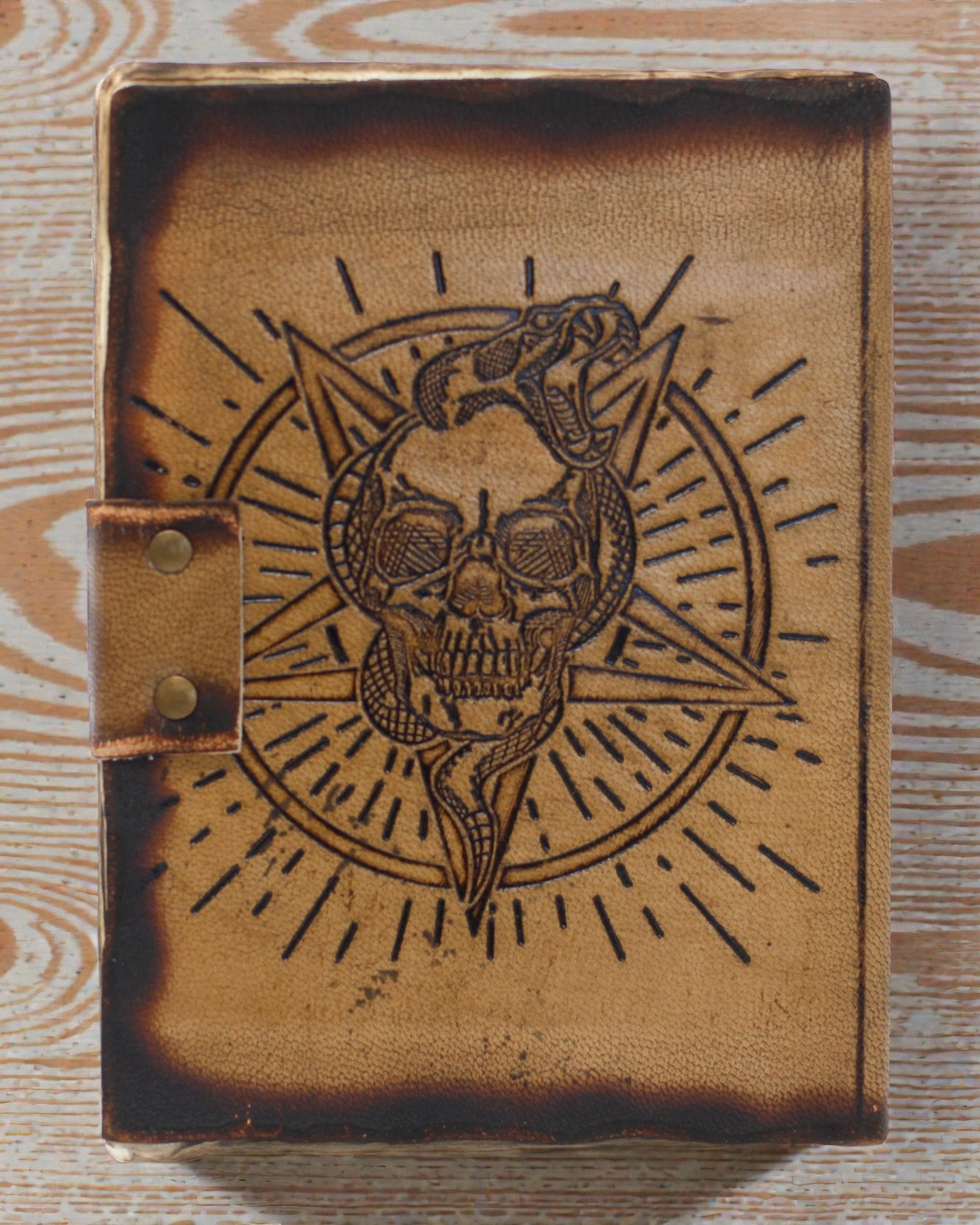 Noctis Sigil – Notizbuch aus Leder mit Pentagramm und Totenkopf
