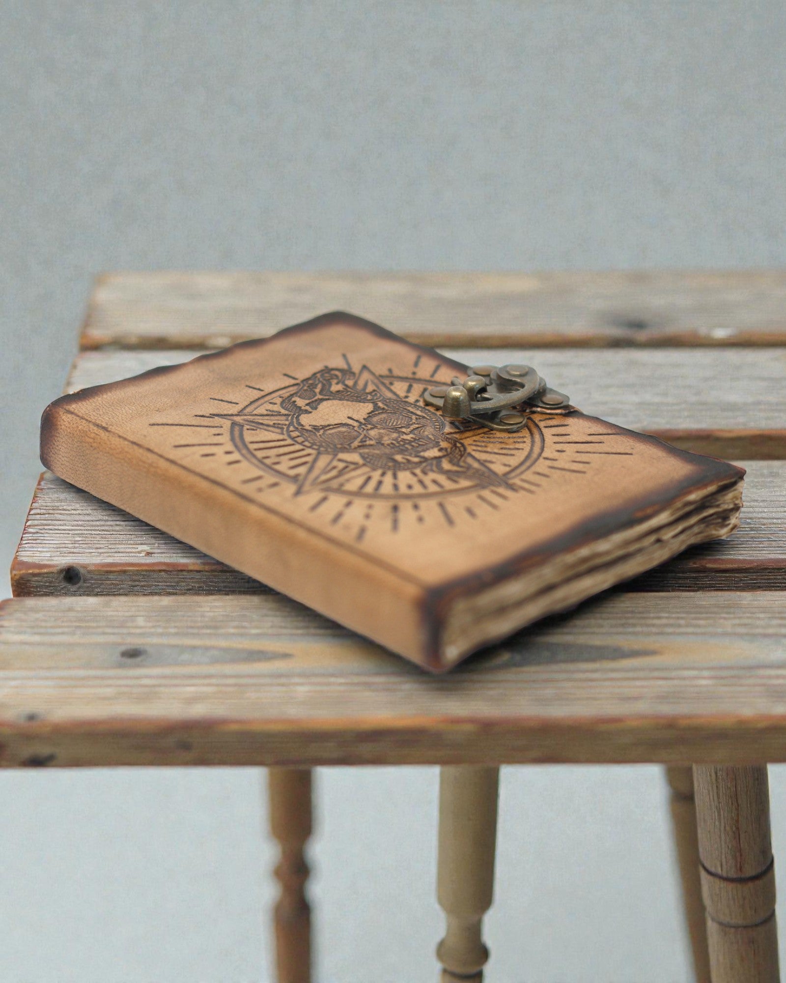 Noctis Sigil – Notizbuch aus Leder mit Pentagramm und Totenkopf