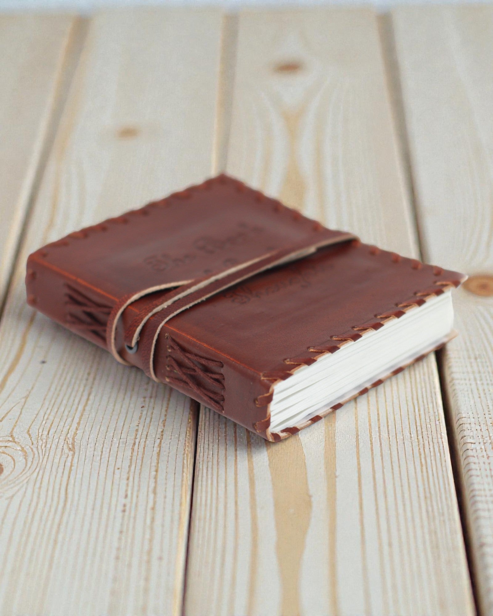 Liber Mentis – Ledergebundenes Notizbuch „Buch der Gedanken“ mit umwickeltem Riemen