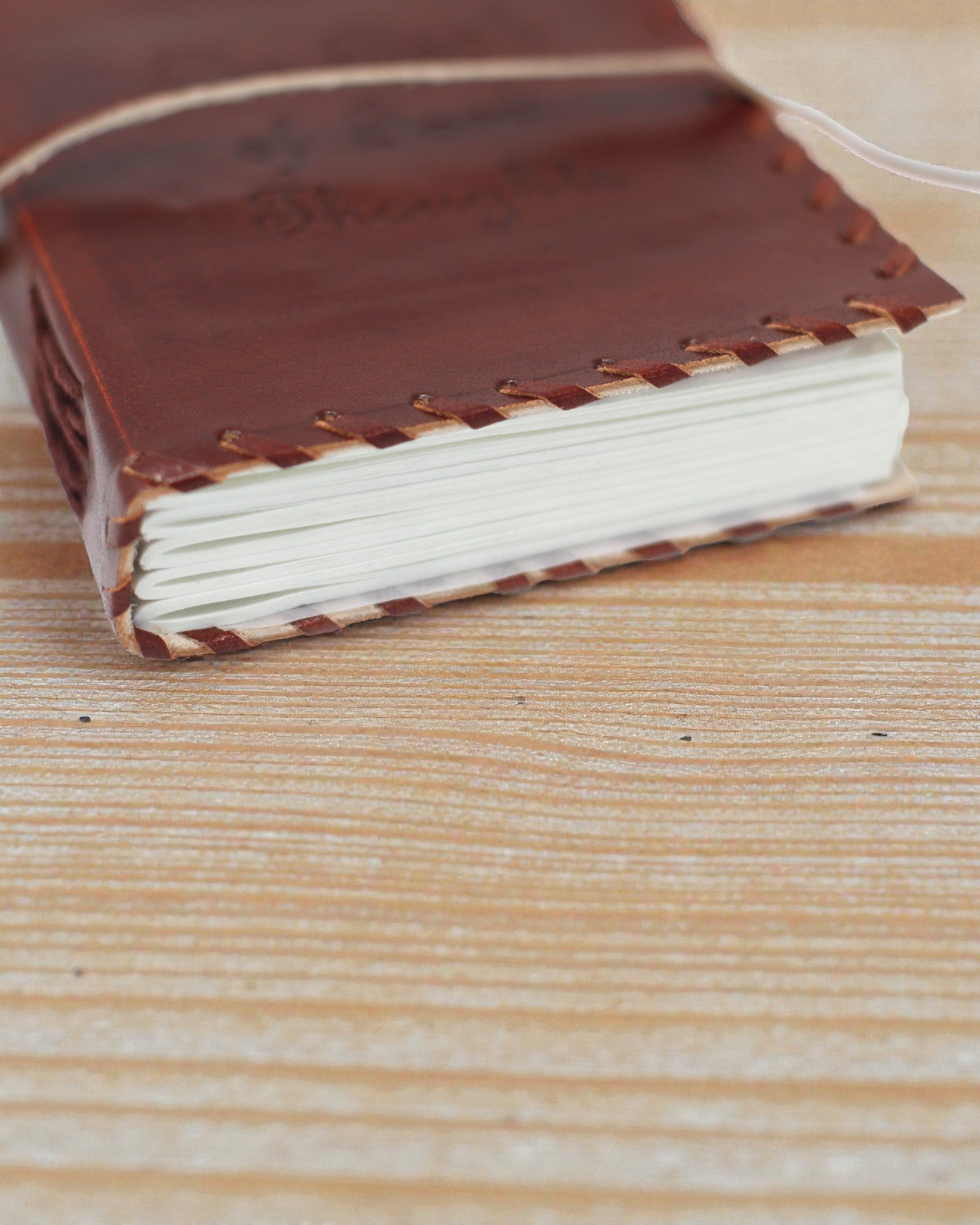 Liber Mentis – Ledergebundenes Notizbuch „Buch der Gedanken“ mit umwickeltem Riemen