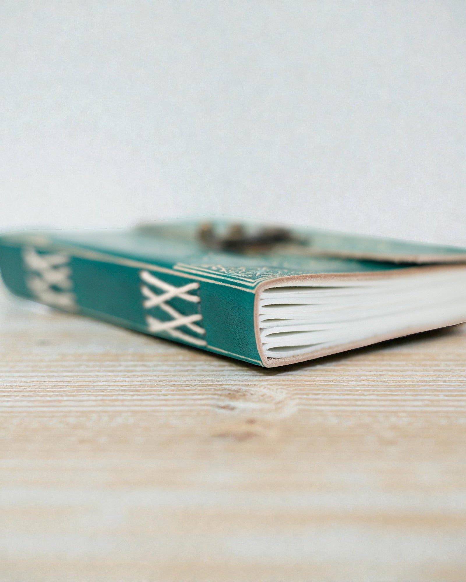 Türkises Ledernotizbuch „Frieden“ mit Reißverschluss – Harmonie & Ruhe (18 x 13 cm)