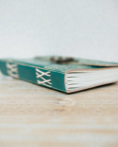 Türkises Ledernotizbuch „Frieden“ mit Reißverschluss – Harmonie & Ruhe (18 x 13 cm)