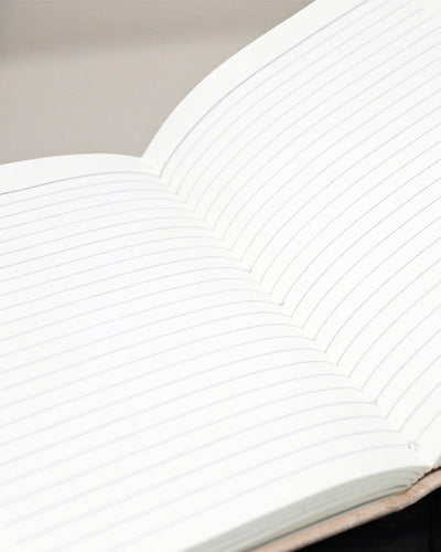 Leder-Notizbuch mit Chakrasteinen – handverziertes Tagebuch der Harmonie