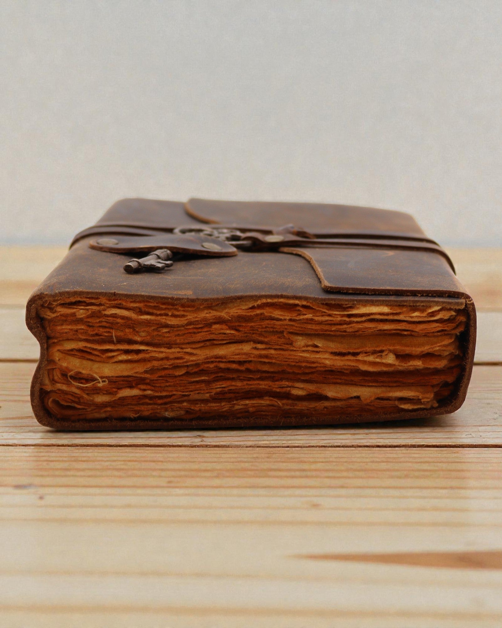 Notizbuch aus geöltem Leder mit Geheimschlüssel – Tagebuch im Nostalgie-Stil 13 × 18 cm