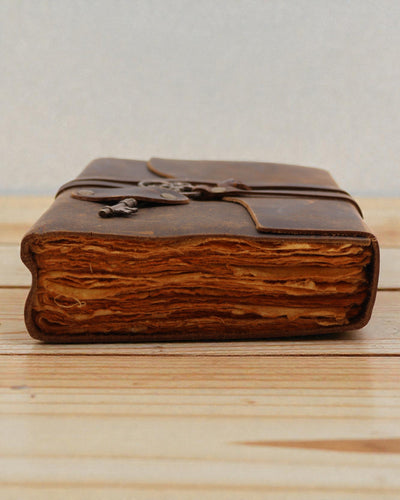 Notizbuch aus geöltem Leder mit Geheimschlüssel – Tagebuch im Nostalgie-Stil 13 × 18 cm