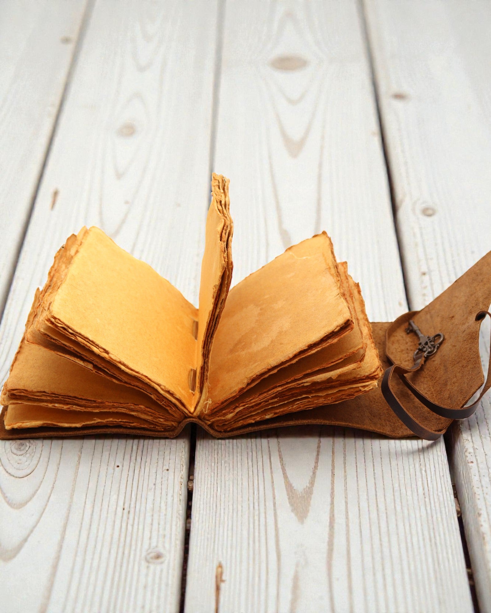 Notizbuch aus geöltem Leder mit Geheimschlüssel – Tagebuch im Nostalgie-Stil 13 × 18 cm