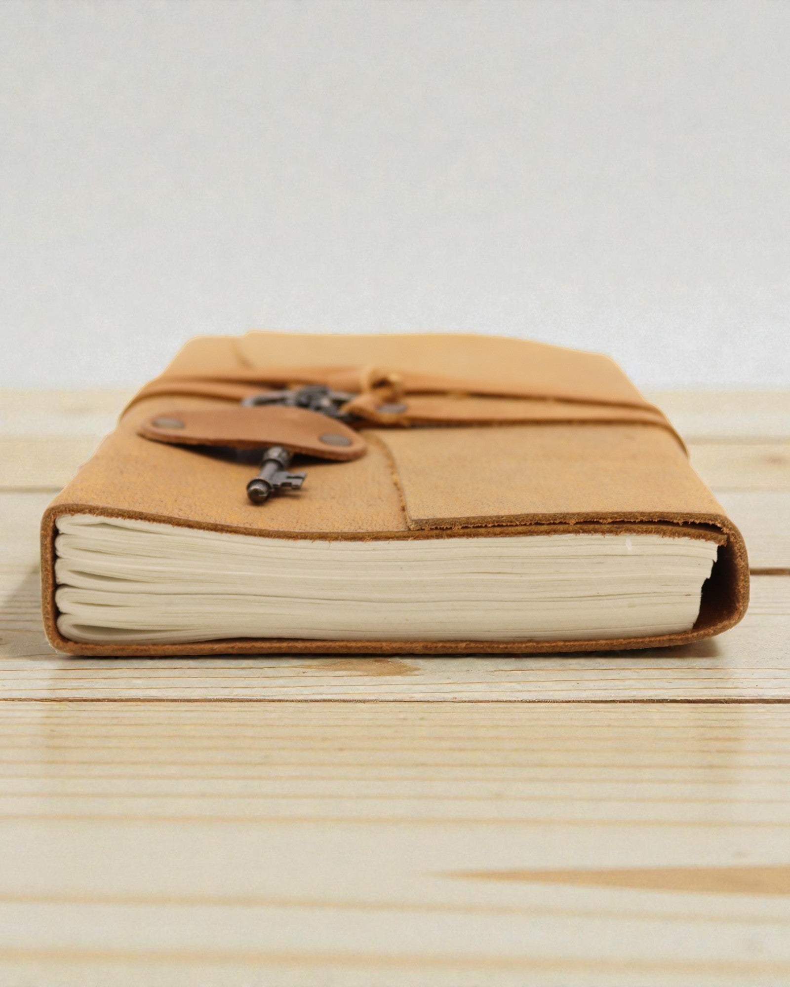 Notizbuch aus hellem geöltem Leder mit Schlüssel Solis – altes Tagebuch 13 × 18 cm