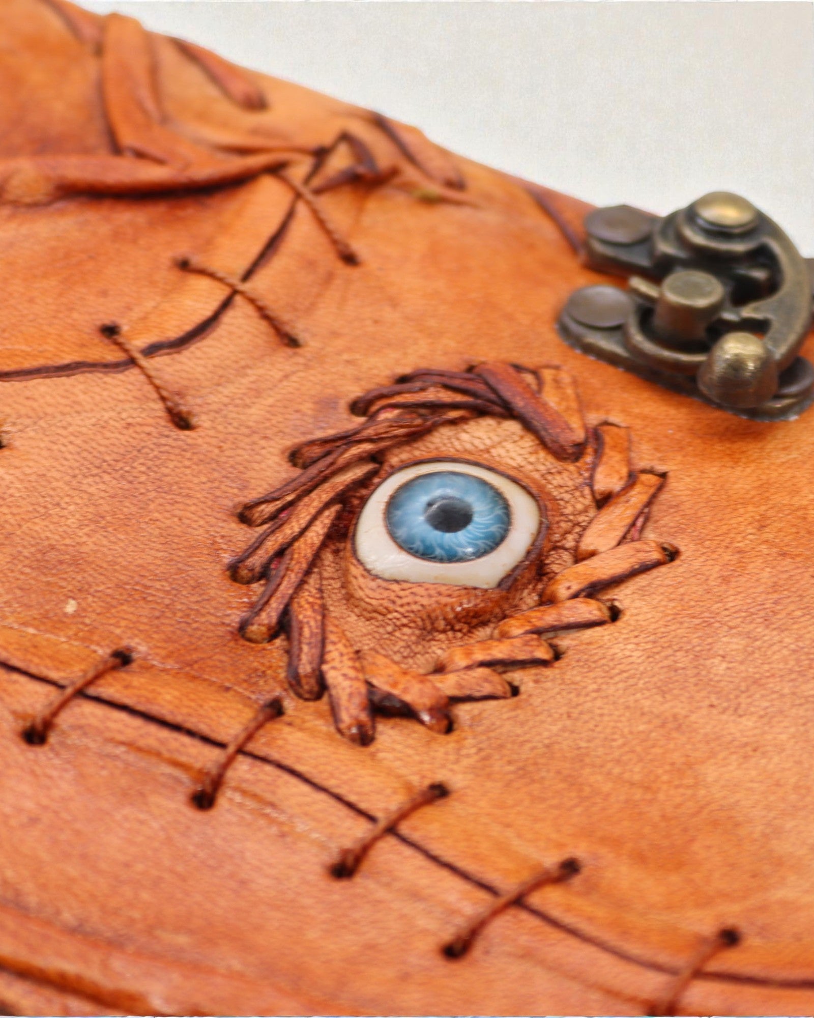 Oculus Noctis – Leder-Notizbuch des bösen Auges mit Metallverschluss