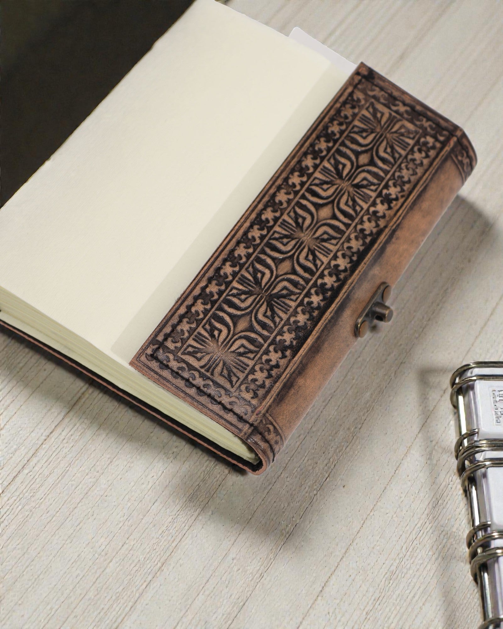 Leder-Notizbuch Hamsa-Wächter – Esoterisches Tagebuch 17,5 × 12,5 cm