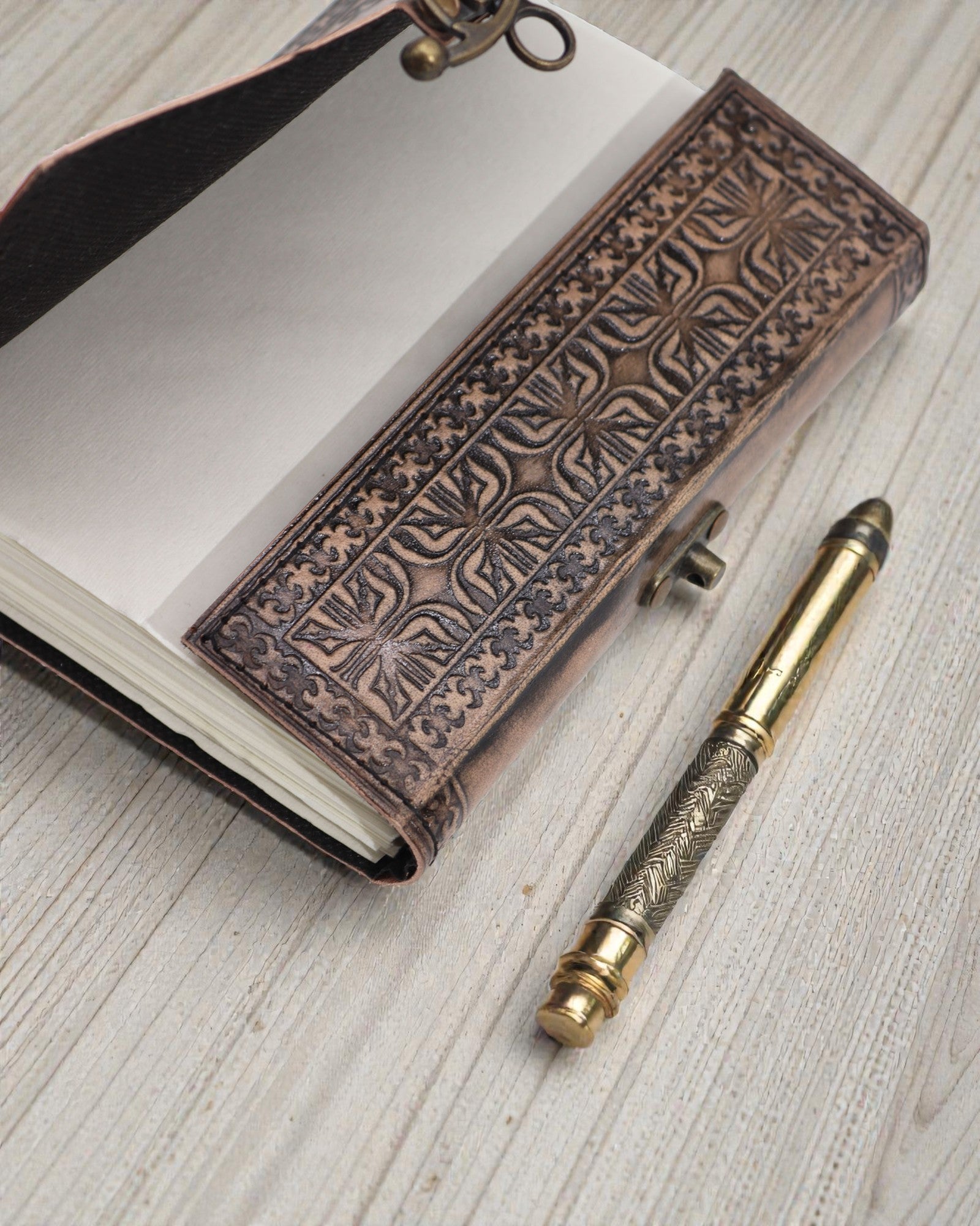 Leder-Notizbuch Lotus-Mandala Gelassenheit – esoterisches Tagebuch 17,5 × 12,5 cm