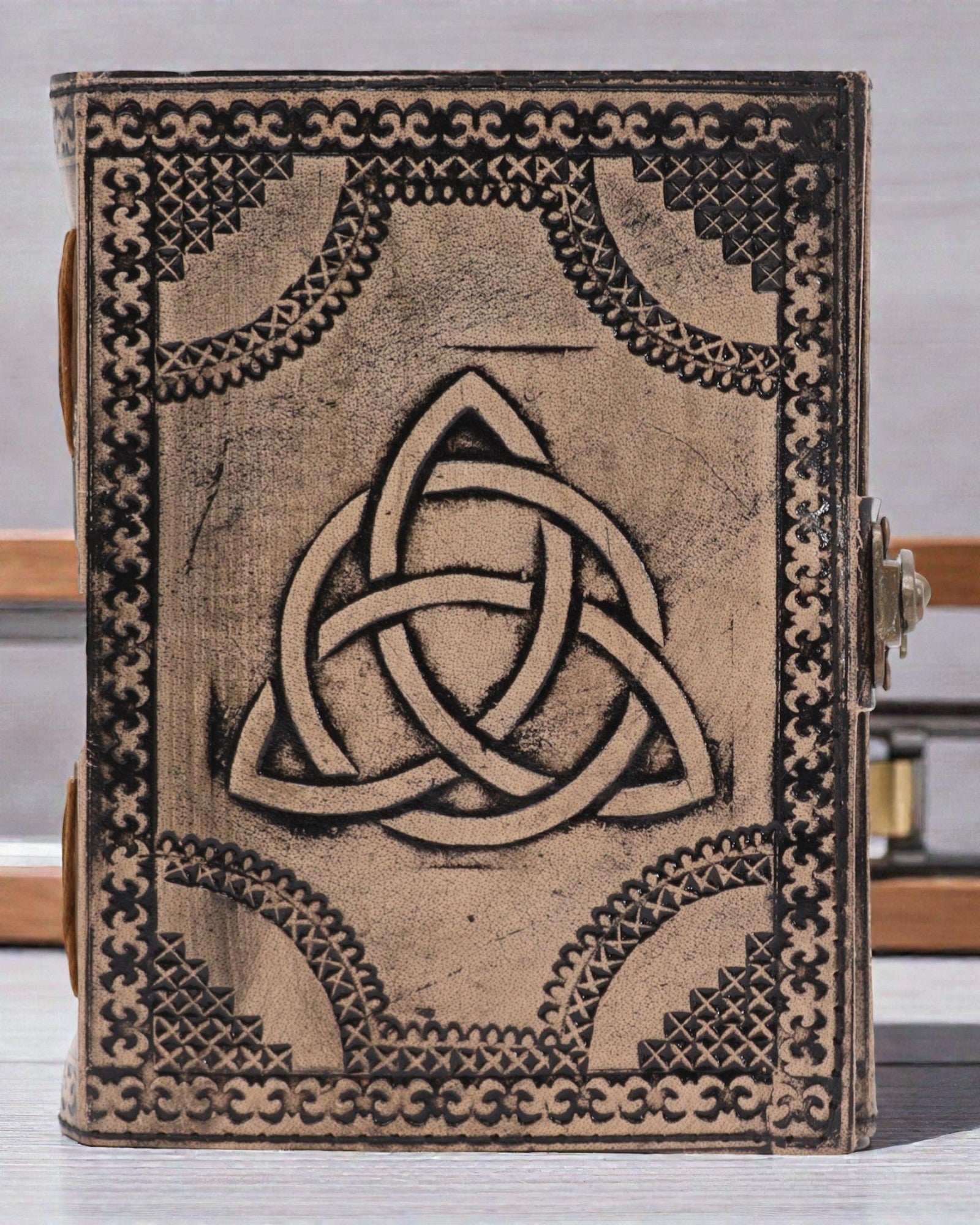 Esoterisches Leder-Notizbuch Triquetra – 17,5 × 12,5 × 3 cm | 200 Seiten, genähte Kanten
