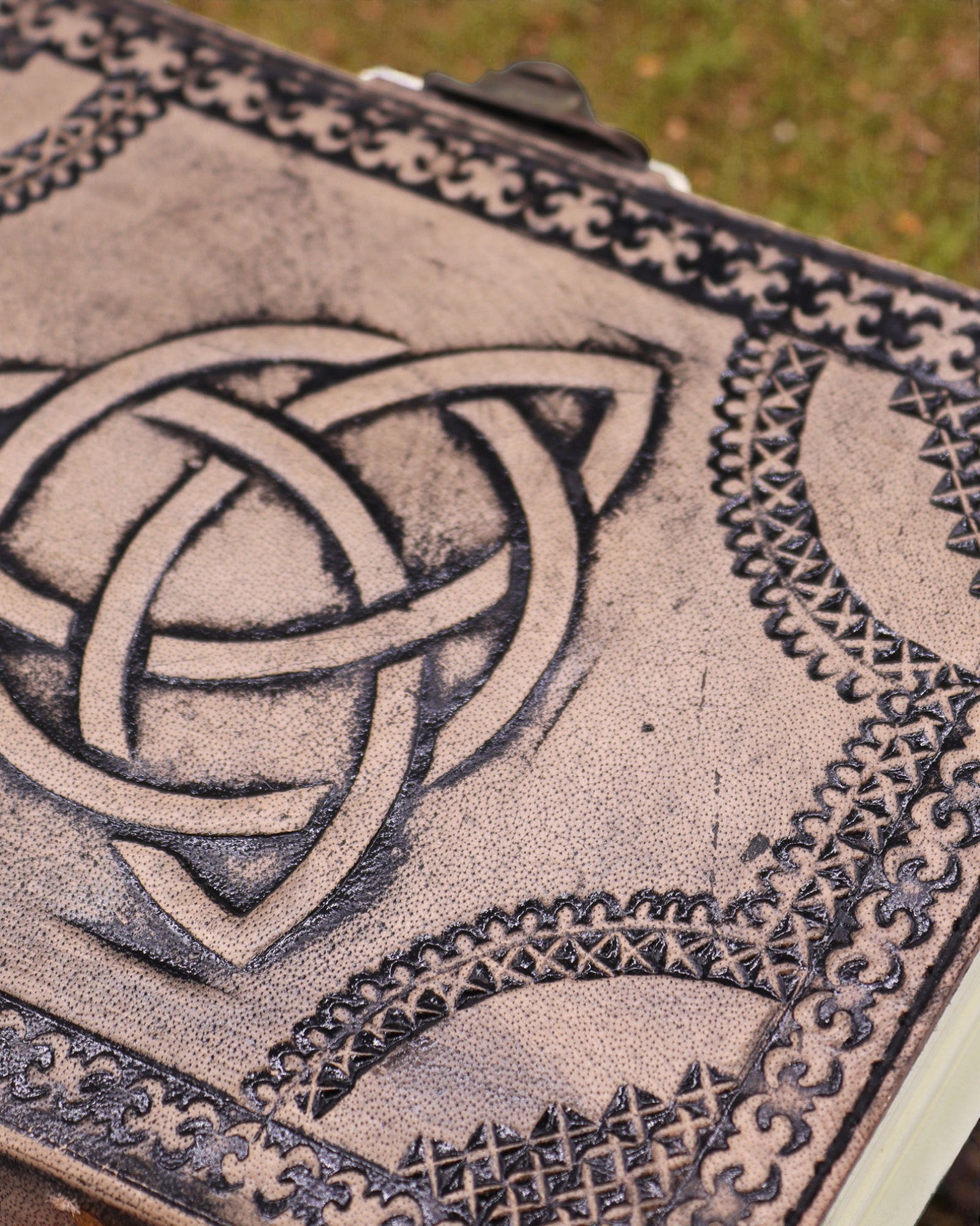 Esoterisches Leder-Notizbuch Triquetra – 17,5 × 12,5 × 3 cm | 200 Seiten, genähte Kanten