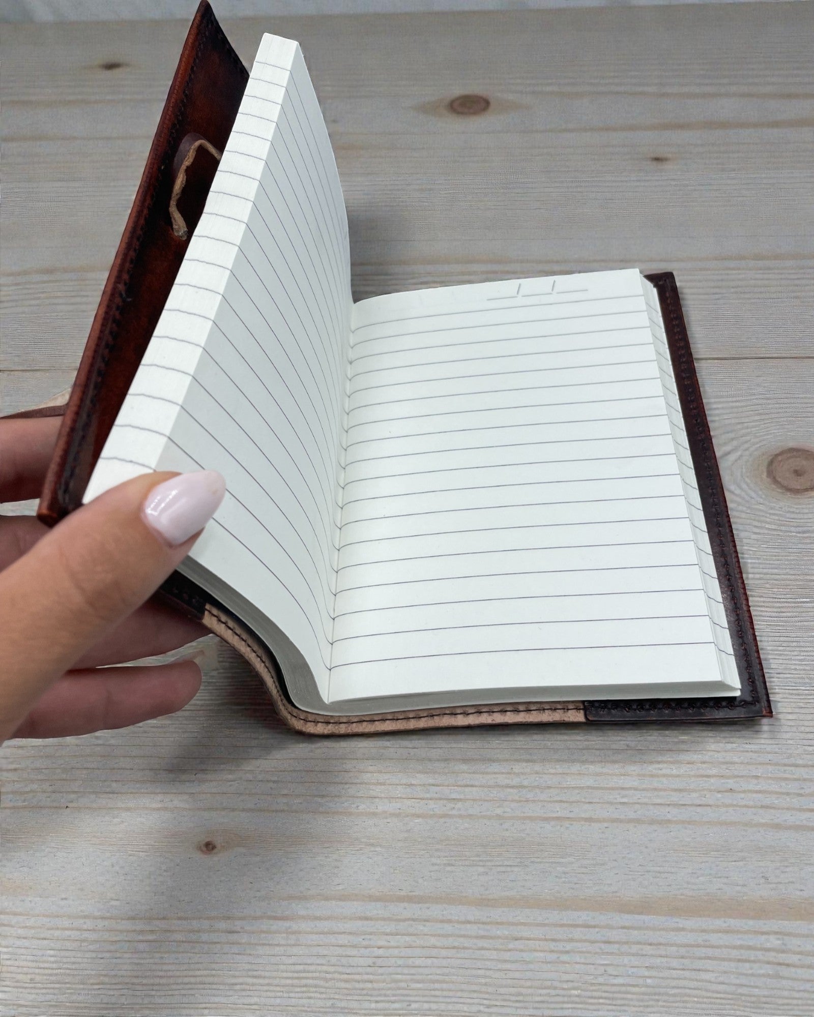 Vita Arboris – Kleines Notizbuch aus Leder „Baum des Lebens“ mit grünem Stein