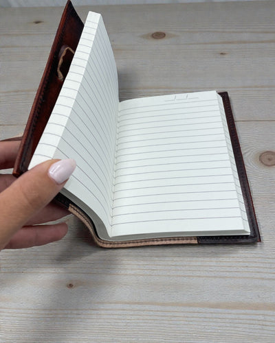 Vita Arboris – Kleines Notizbuch aus Leder „Baum des Lebens“ mit grünem Stein