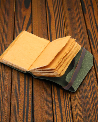 Green Maze Retro – Leder-Notizbuch mit gealterten Seiten 12,7 × 8,9 cm