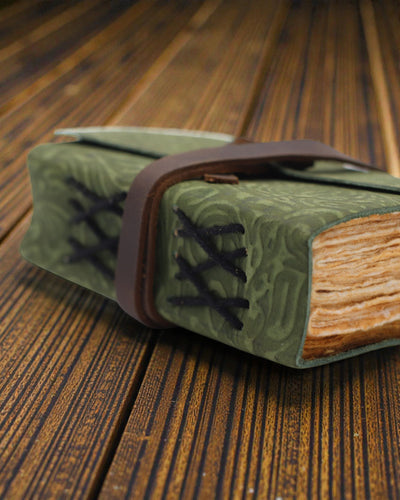 Green Maze Retro – Leder-Notizbuch mit gealterten Seiten 12,7 × 8,9 cm