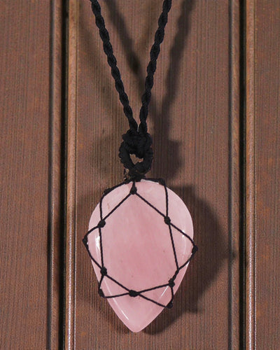 Träne der Liebe – Makramee-Halskette mit Rosenquarz