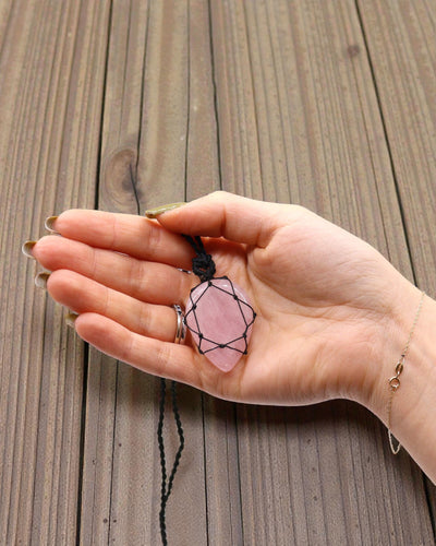 Träne der Liebe – Makramee-Halskette mit Rosenquarz