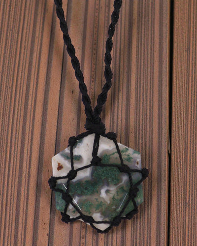 Hexagon der Natur – Makramee-Halskette mit Moosachat