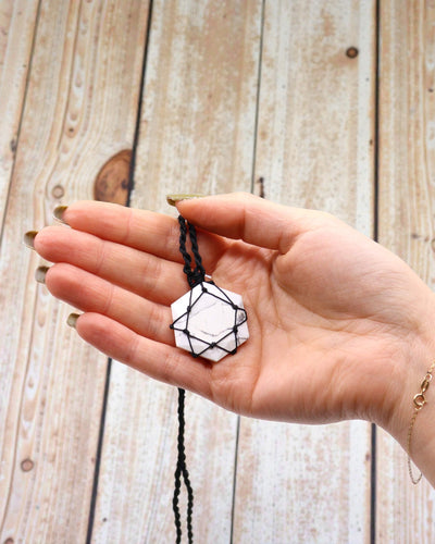 Weißes Gleichgewicht – Makramee-Halskette mit weißem Howlith