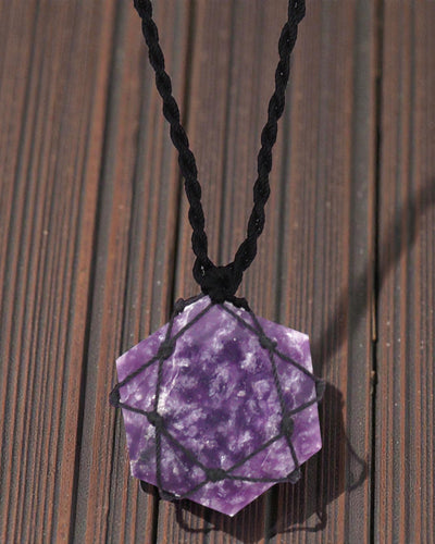 Hexagon der Beruhigung – Makramee-Halskette mit Lepidolith