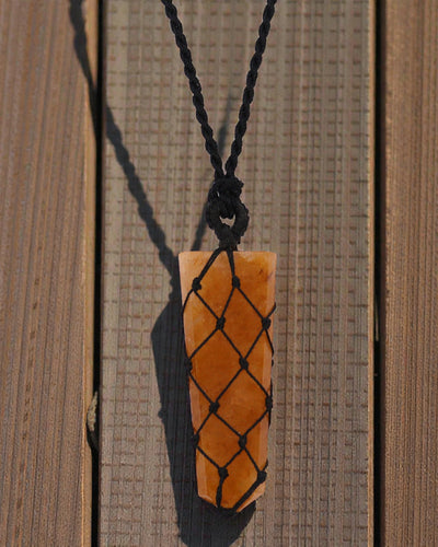 Goldener Impuls – Makramee-Halskette mit goldenem Quarz in Spitzenform