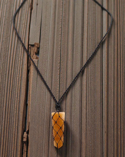 Goldener Impuls – Makramee-Halskette mit goldenem Quarz in Spitzenform
