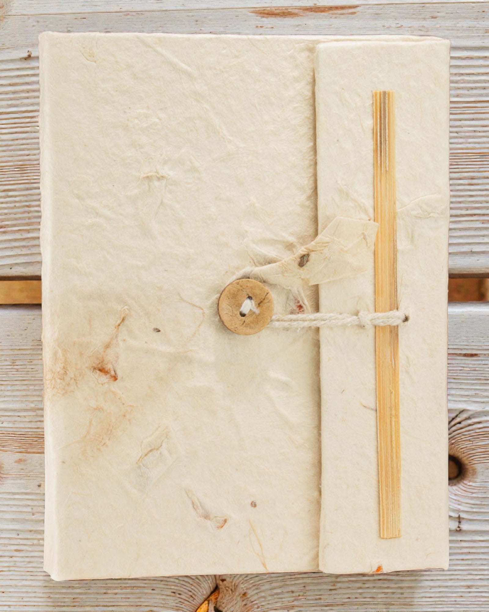 Mittleres Lokta-Notizbuch „Botanische Berührung“ – Getrocknete Blumen (45 Blätter, 15 x 12 cm)