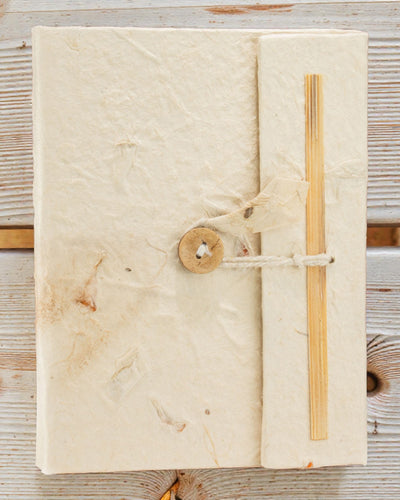 Mittleres Lokta-Notizbuch „Botanische Berührung“ – Getrocknete Blumen (45 Blätter, 15 x 12 cm)