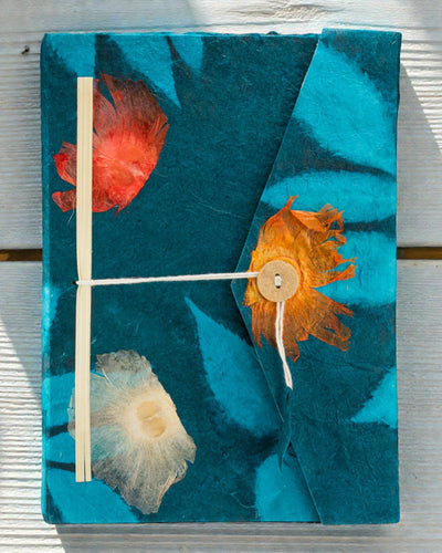 Großes Kladde „Lokta“ – Kräftige Blumen – Dunkelblau (45 Blätter, 21 x 15 cm)